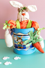 Naklejka premium stuffed bunny in easter tin, easter decoration.