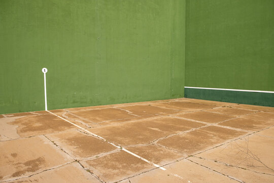 left wall of a small pediment, jai alai, green in which you see the game marks with the number 1 in white on the green of the wall