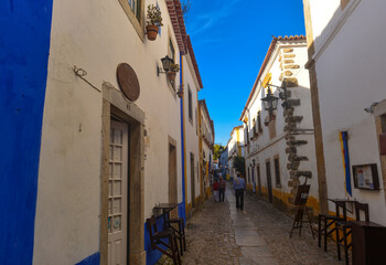 Malerische Gasse in der Altstadt von Óbidos, Portugal