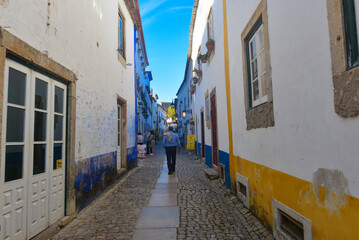 Malerische Gasse in der Altstadt von Óbidos, Portugal