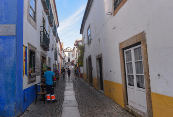 Malerische Gasse in der Altstadt von Óbidos, Portugal
