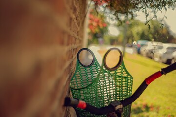 Canasto de bicicleta en paisaje urbano