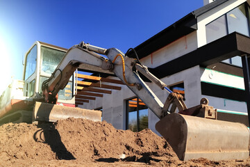 Koparka na placu budowy. Excavator at the construction site. 