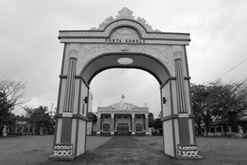 Fototapeta na wymiar Pfarrkirche und Schrein, in Bacon - Sorsogon City, Provinz Sorsogon, Philippinen