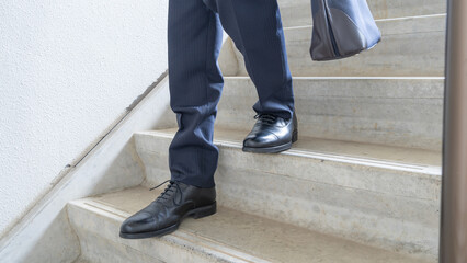 階段を下るビジネスマン　イメージ