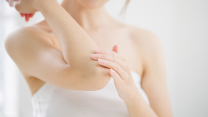 セルフマッサージをする女性　ビューティーイメージ