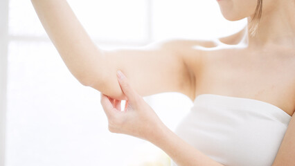 セルフマッサージをする女性　ビューティーイメージ