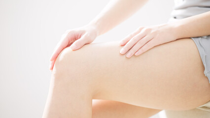 セルフマッサージをする女性　ビューティーイメージ