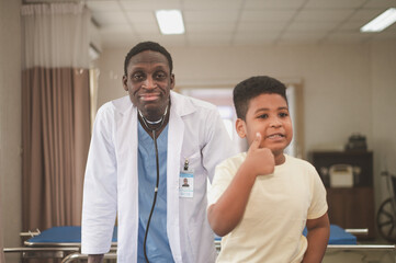 Obraz premium American doctor and kids little in children's hospital