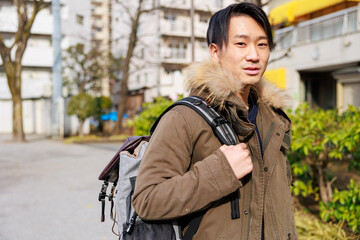 Plakat リュックサックを背負って歩いている日本人男性