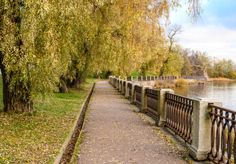 Fototapeta premium Autumn day. walk through the autumn city. walk in the park. walk along the embankment