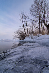 冬の湖の畔に薄い板状の氷。北海道の屈斜路湖。