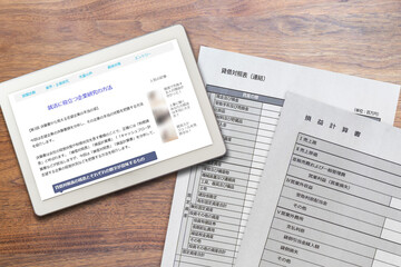 Obraz premium 財務諸表、貸借対照表、損益計算書（タブレット）就活企業研究