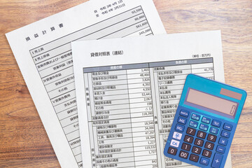 財務諸表、貸借対照表、損益計算書（電卓）