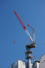 日本の町の建築現場の高いクレーンの風景