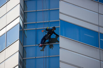 日本の高層ビルの外壁を掃除する作業員の姿