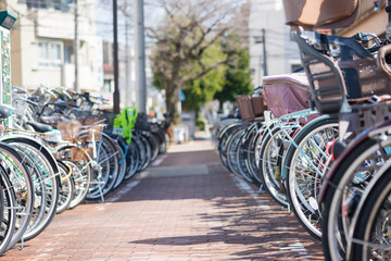 日本の町の駐輪場の風景