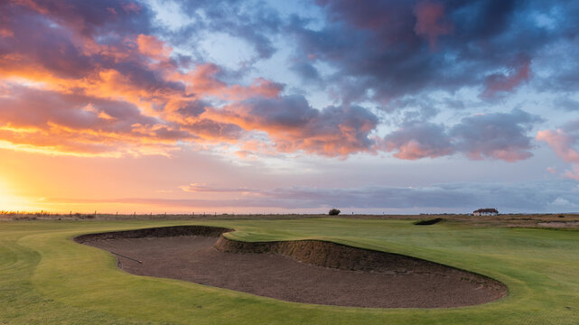 Golf course met ondergaande zon herfst schemering golfcourse