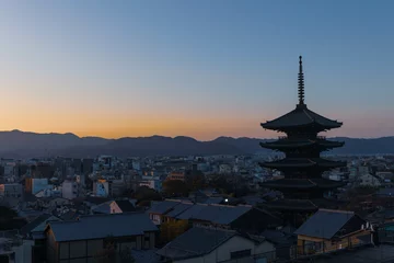 Deurstickers マジックアワーと八坂の塔「京都観光」 © yoshitani
