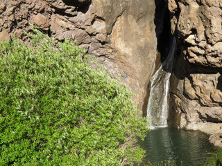 El charco azul bajo el acantilado del barranco de El Risco. El Risco es un pequeño pueblo al oeste de la isla de Gran Canaria, España.