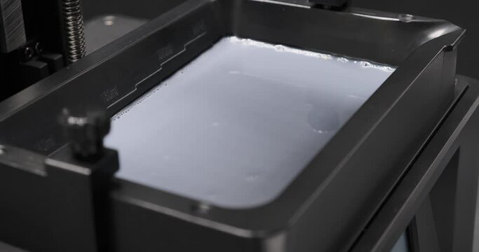 Resin MSLA 3D Printer Build plate dip into the resin vat at the starting of 3D printing