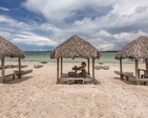 Fototapeta premium Mulher curtindo o descanso em quiosque na Lagoa do Paraiso, em Jijoca de Jericoacoara, Ceará