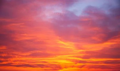 Fotobehang Warm oranje Fantastische kleurrijke zonsopgang met bewolkte hemel.