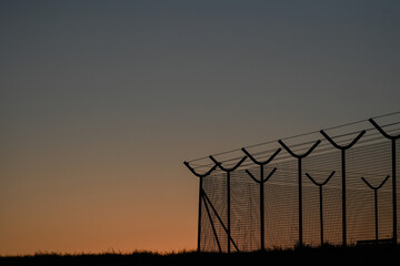 cloture barbelés soleil prison sécurité 