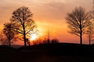 Jagdeinrichtung im Sonnenuntergang