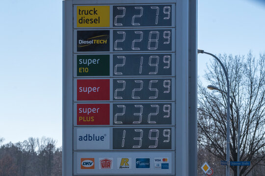 Aktuelle Spritpreise an einer Tankstelle in Deutschland, Deutschland, 13.03.2022, Cottbus