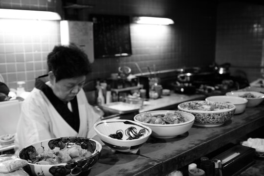 飲食店で働くシニア女性　お店の中の厨房