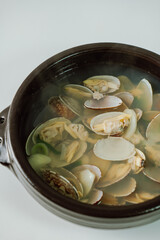 bajirakjogaetguk, a soybean soup featuring cleaned baby clams and radish. Bean curd, chili pepper, and other ingredients may be added according to one’s preference. Using a seafood stock produces a ri