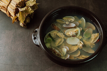 bajirakjogaetguk, a soybean soup featuring cleaned baby clams and radish. Bean curd, chili pepper, and other ingredients may be added according to one’s preference. Using a seafood stock produces a ri