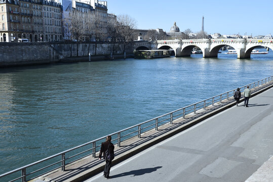 Balade sur les quais de Seine &agrave; Paris. France