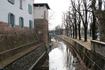 Fototapeta na wymiar Il fossato che circonda il borgo di Cologno al Serio in provincia di Bergamo, Italia.
