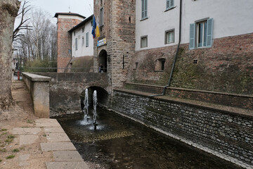 Il fossato che circonda il borgo di Cologno al Serio in provincia di Bergamo, Italia.