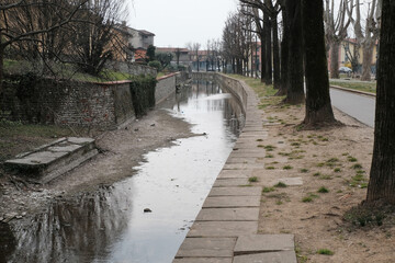 Il fossato che circonda il borgo di Cologno al Serio in provincia di Bergamo, Italia.