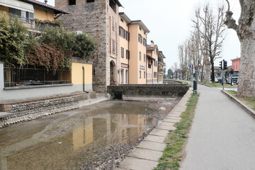 Il fossato che circonda il borgo di Cologno al Serio in provincia di Bergamo, Italia.