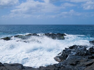 Paisaje costero de la localidad de El Puertillo, Isla de Gran Canaria, España. Paisaje agreste modelado por las olas sobre las rocas volcánicas.