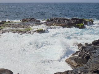 Paisaje costero de la localidad de El Puertillo, Isla de Gran Canaria, España. Paisaje agreste modelado por las olas sobre las rocas volcánicas.