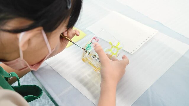 ガラス体験工房で絵付け体験をする日本人の女の子