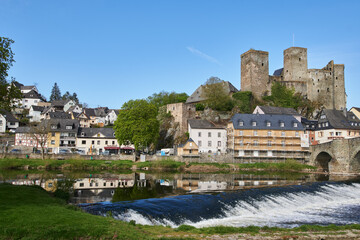 Blick vom rechten Lahnufer auf Runkel mit der Burg Runkel und der historischen Lahnbrücke