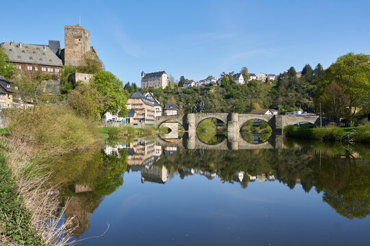 Blick vom linken Lahnufer flussabw&auml;rts auf Runkel mit der Burg Runkel und der Burg Schadeck
