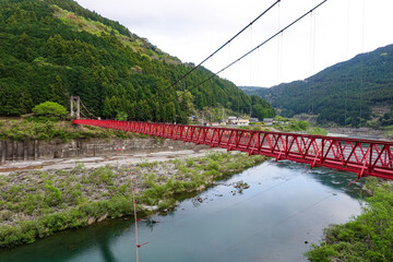 秋葉ダム直下の天竜川に架かる赤い吊り橋　竜山橋（静岡県浜松市）