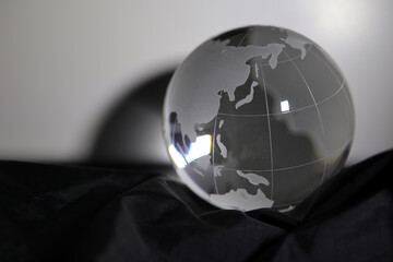 ガラスの地球儀　grass globe on the black satin fabric　