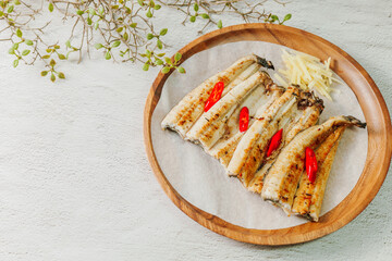 jangeogui, Cleaned eel are seasoned with salt, soy sauce, gochujang, and others to taste, and then grilled. Eel is rich in vitamins A, B, and C, which fight aging and keep the skin healthy and youthfu