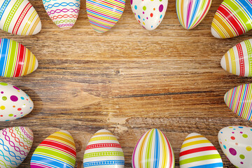 3d Illustation - 16 bunt bemalte Ostereier auf rustikalem Holz - Frohe Ostern