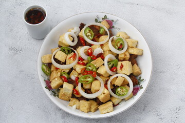 Freshly cooked Filipino food called Tokwa't Baboy