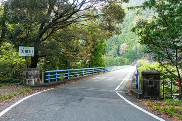 秋葉ダム下流の天竜川に架かる竜山大橋（静岡県浜松市）