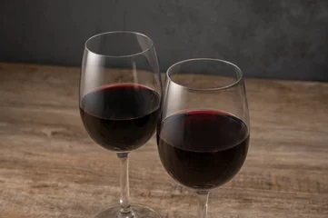 Fotobehang 赤ワインとグラス © Chiristsumo